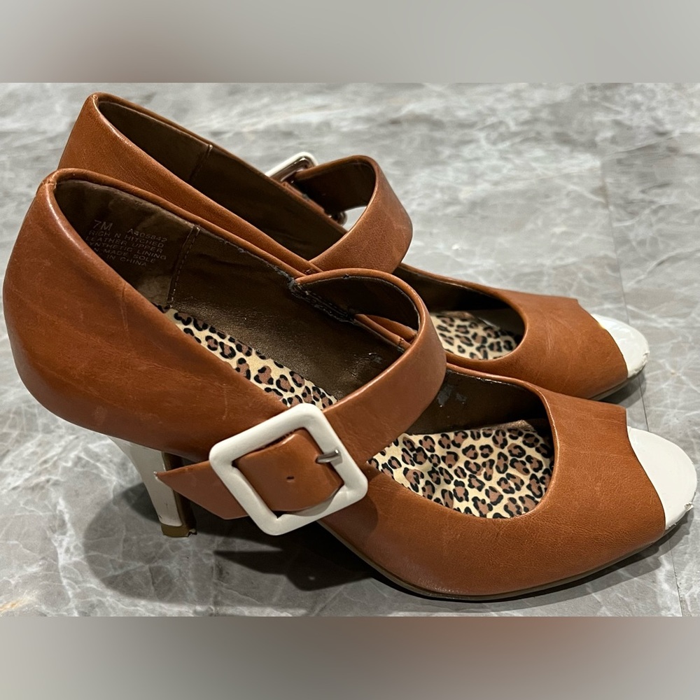 Kenneth Cole Reaction Mary Jane Peep Toe 3’ Heel Brown with White Strap Size 7 - Picture 3 of 11